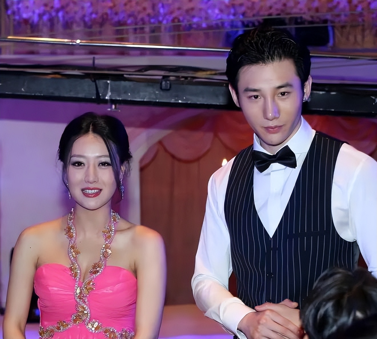 她是英皇在内地一姐,靠成龙力捧出演《神话》,礼服事件备受争议