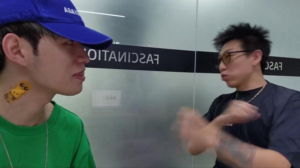 童锦程与在石的酒吧开业，大量粉丝慕名而来，现场堪称豪车展