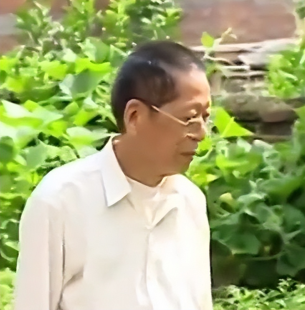 80岁老父恋上俏保姆，子女将两人赶出家门，老人：不同意我就自杀