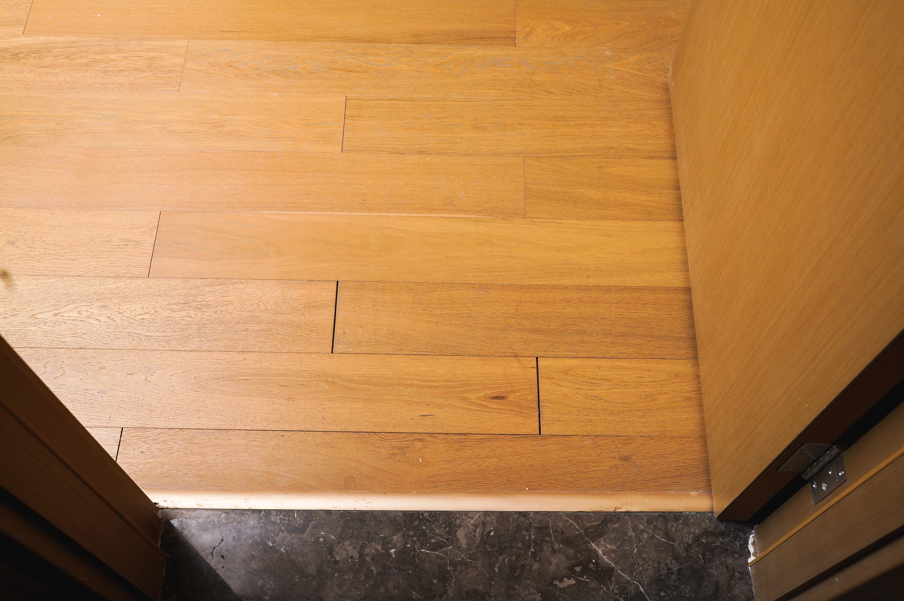 木地板缝隙大如何处理最简单,无缝木地板两边缝隙过大怎么补救