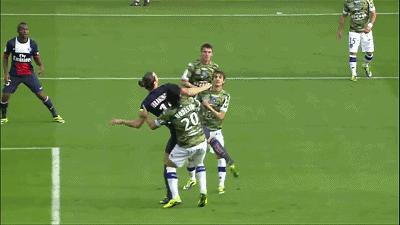 各个足球运动员过人,足球球星成名绝技视频