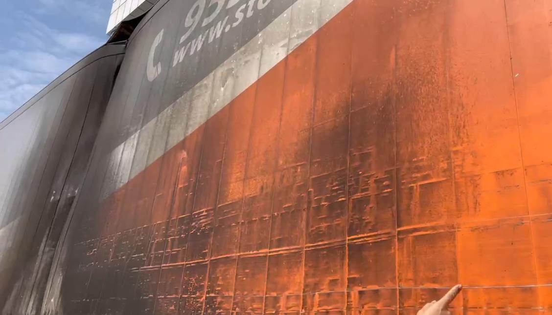 快递大货车高速路起火，两司机下车扑救均被撞身亡，被指非公司直属员工系合作关系，律师称可按工伤索赔