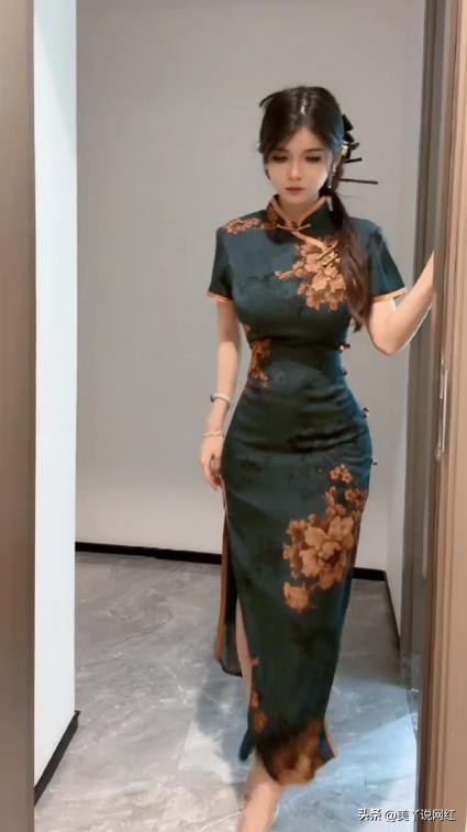 网红狗头萝莉摆摊卖煎饼,一天赚400元知足快乐,并带火营地夜市