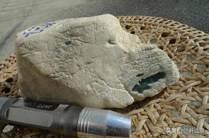 赌石暴涨的帝王绿料子,大涨的黑皮壳翡翠大原石