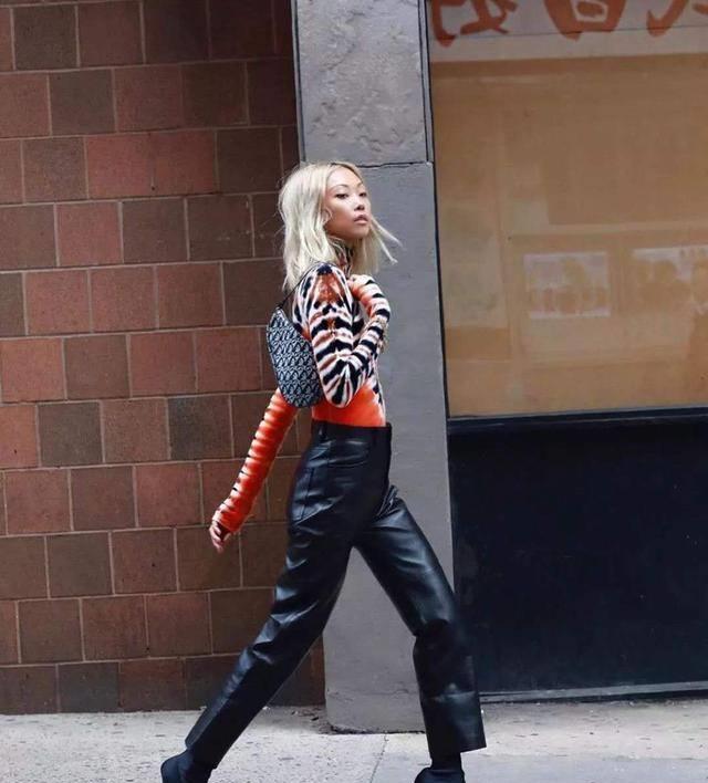 水桶包跟法棍包哪个更显气质,法棍包穿搭也太好看了吧