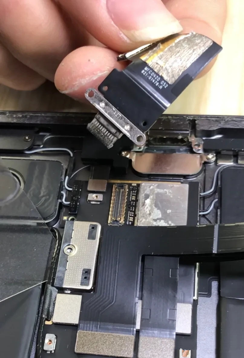 手机充电时提示闪电接口有液体,苹果手机充电口进水检测到液体