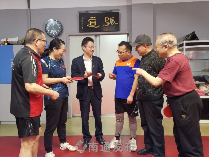 乒乓球爱好者聚在一起,世界乒乓球日活动直播