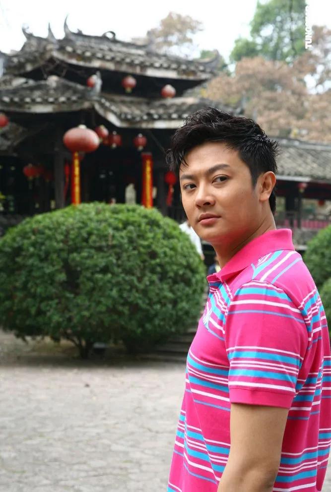 印小天泰国街头热舞，舞姿夸张表情抚媚引争议，精神状态惹人担心