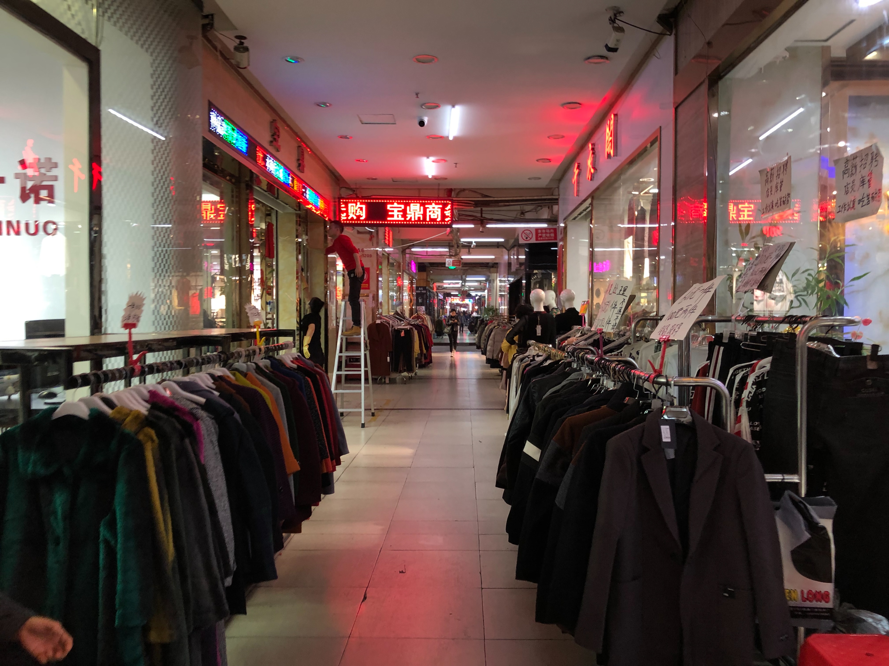 武汉男装尾货一手货源进货渠道,一线品牌童装尾货货源渠道