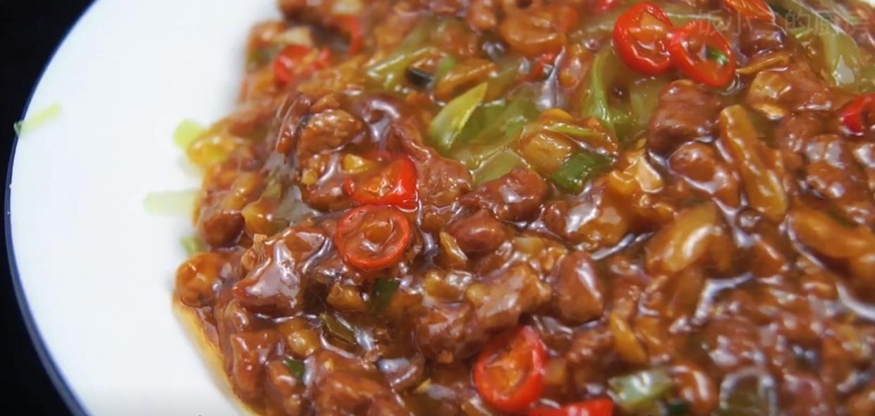 做莴笋时，别直接下锅炒了，饭店大厨教你一招，莴笋脆嫩又好吃