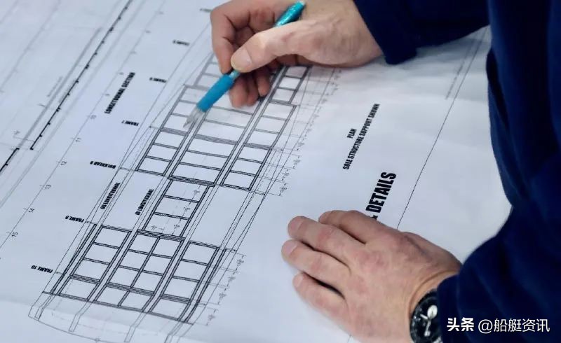 这家重生的造船商正在使用3d技术创造现代的红木经典游艇