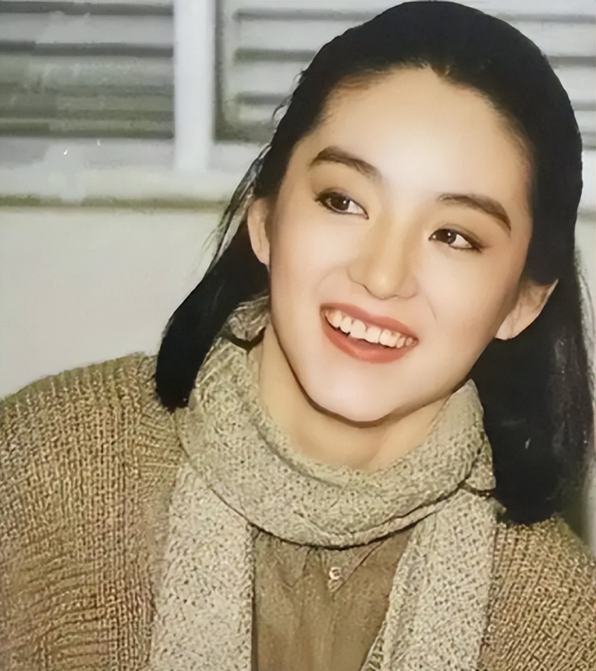 娱乐圈女星龅牙露一颗牙,娱乐圈的假牙女星