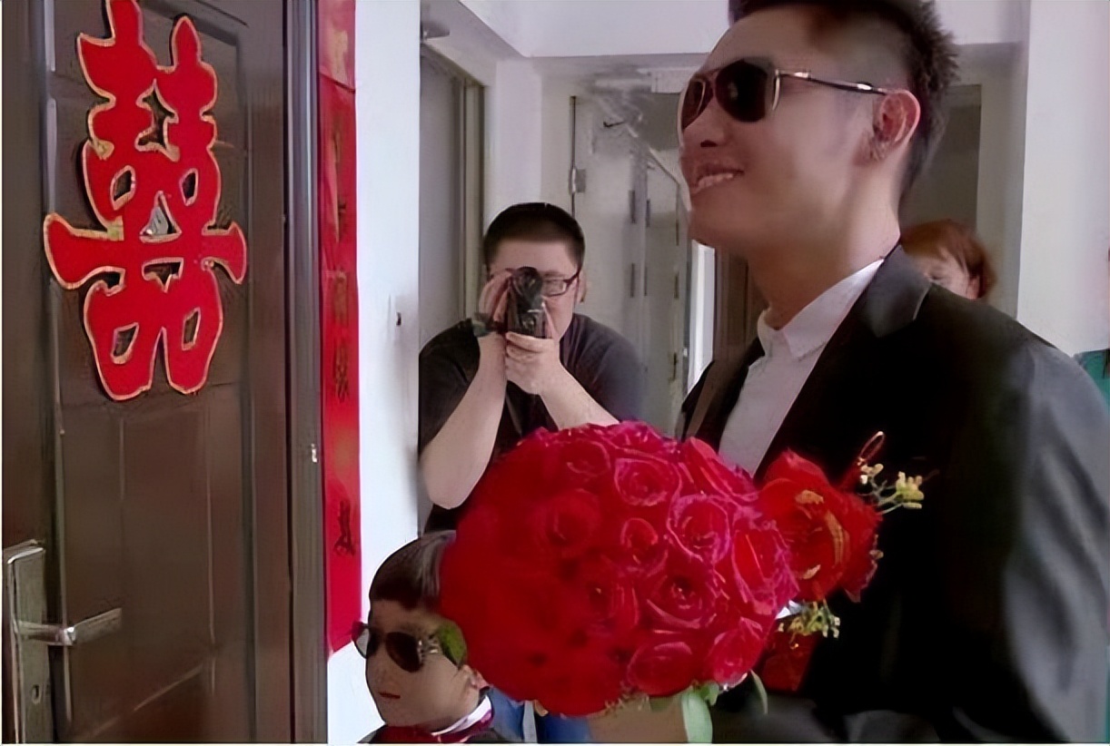 租500万劳斯莱斯去接亲,一大妈讨要红包掰断劳斯莱斯车标