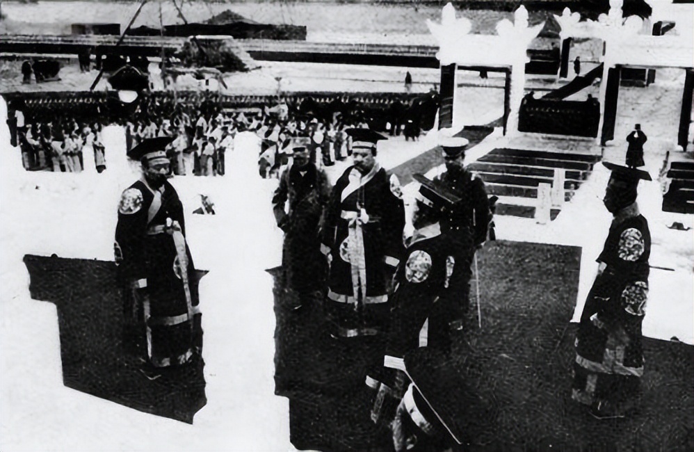 除了毛主席之外，*安门天**城楼上还挂过11个人的画像，都有谁？