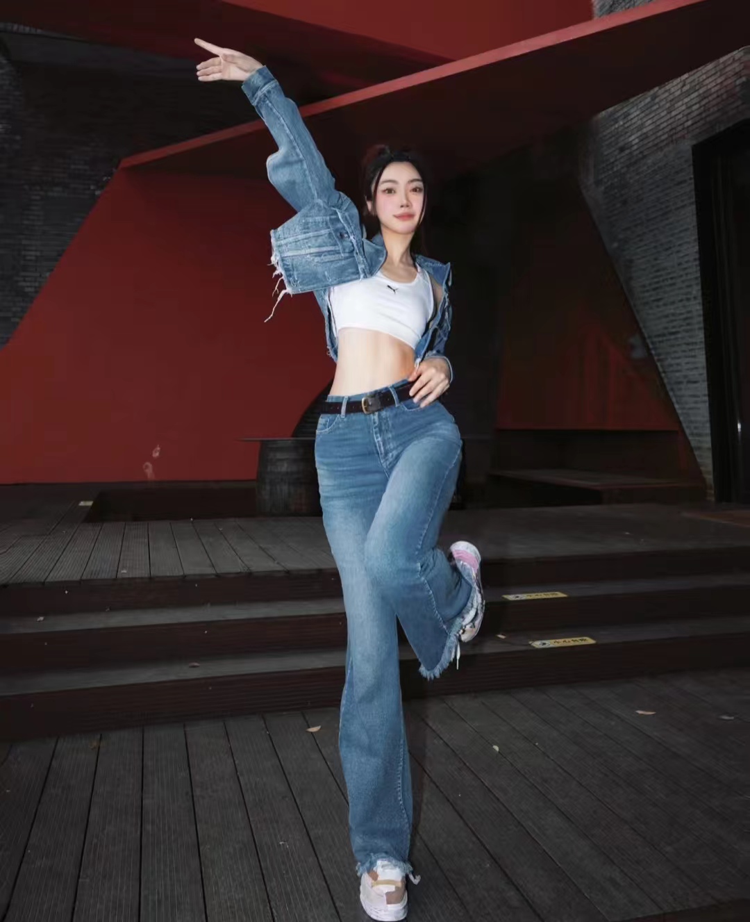 牛仔外套的最佳搭配小版型,牛仔外套怎么穿好看又时尚