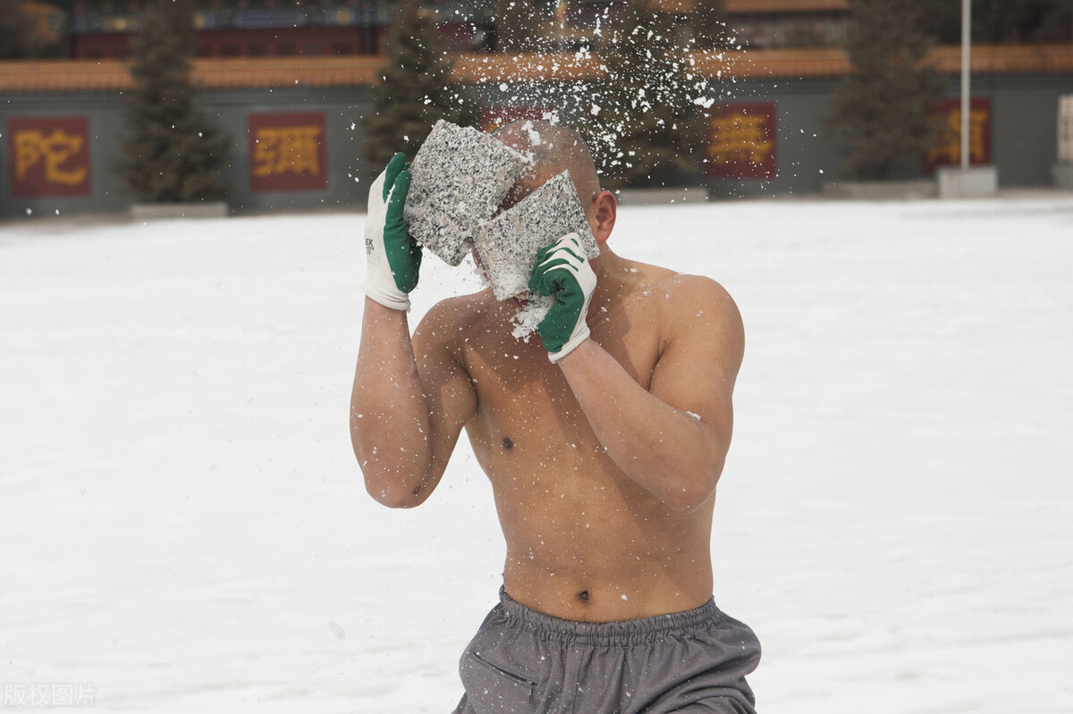 海外轶事：中国大叔打败跆拳道高手扬名俄小镇，娶小镇最美女孩