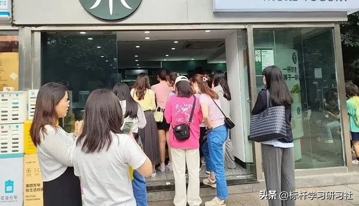 排队两小时喝的喜茶,火遍全国的喜茶终于来哈尔滨了