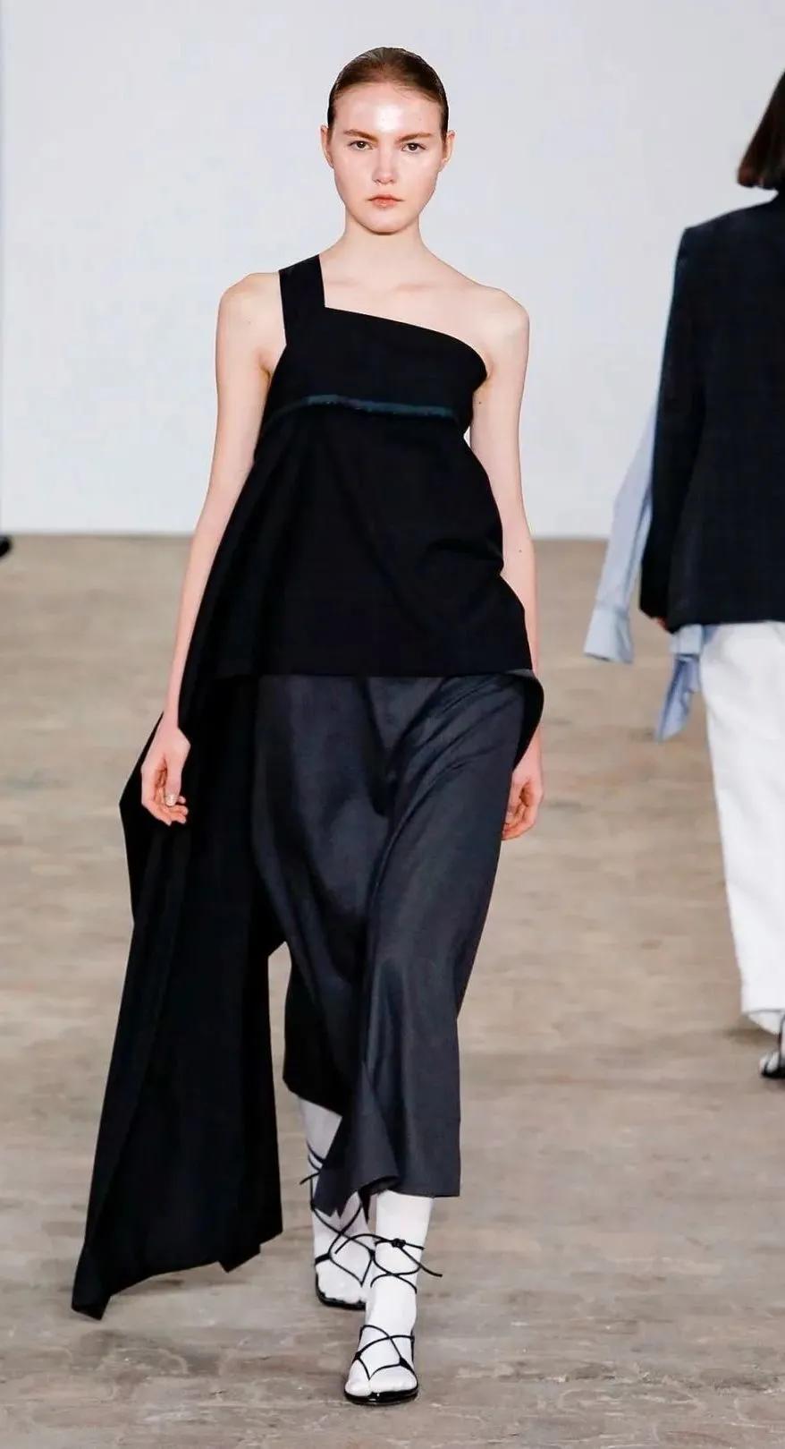 优雅、街头、暗黑揉为一体，拥有独特立体美学的韩国品牌