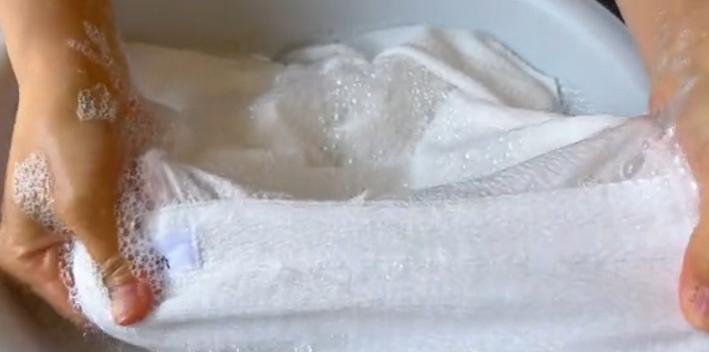 白色衣服发黄真的有办法洗干净吗,白色衣服用漂白水黄了怎么恢复