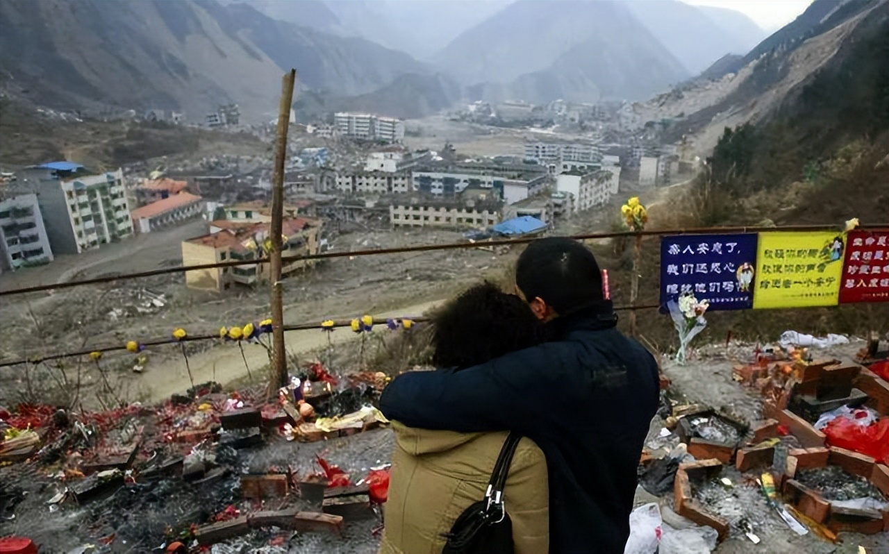 2008年，背亡妻回家的好男人，半年后却闪婚女网友，如今他怎样了