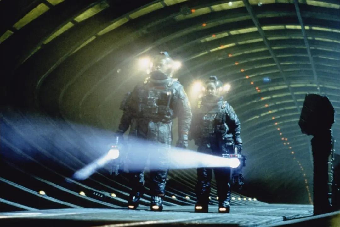 人类不该好奇黑洞里有什么！邪典电影《黑洞表面》告诉你代价惨痛