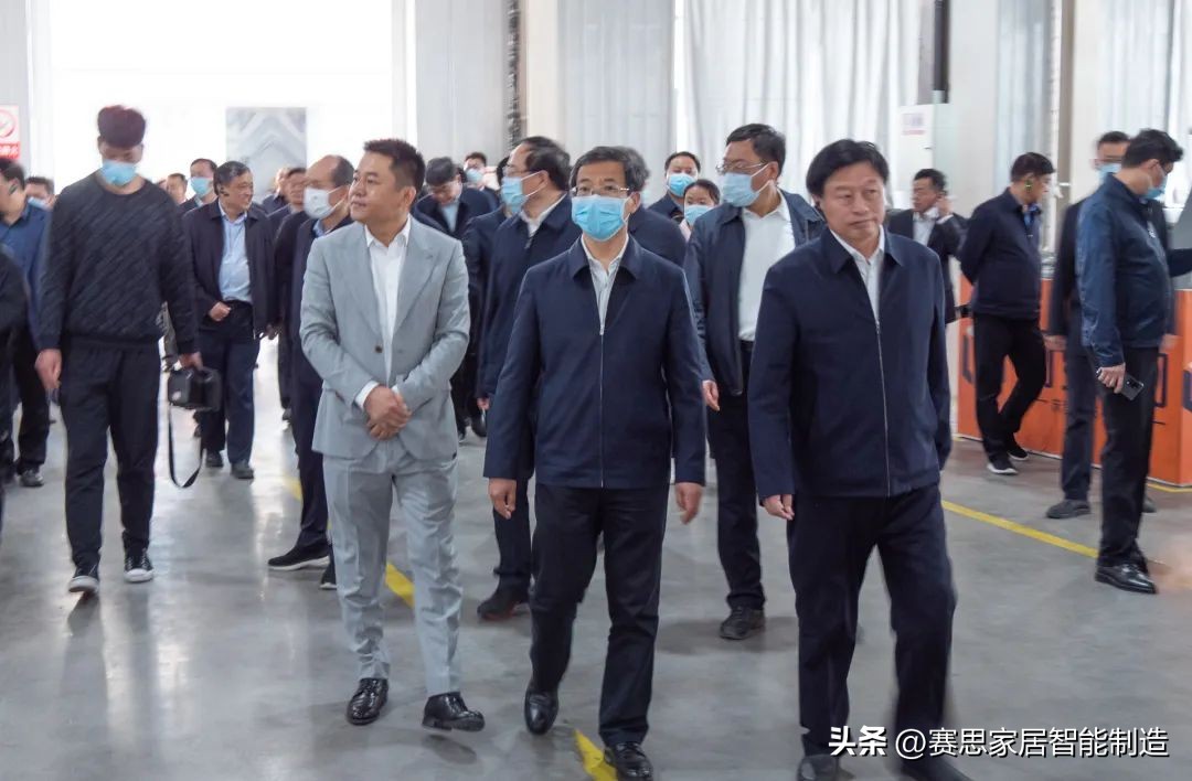 濮阳市委书记万正峰、市长朱良才一行到丽曼俪生产基地参观调研