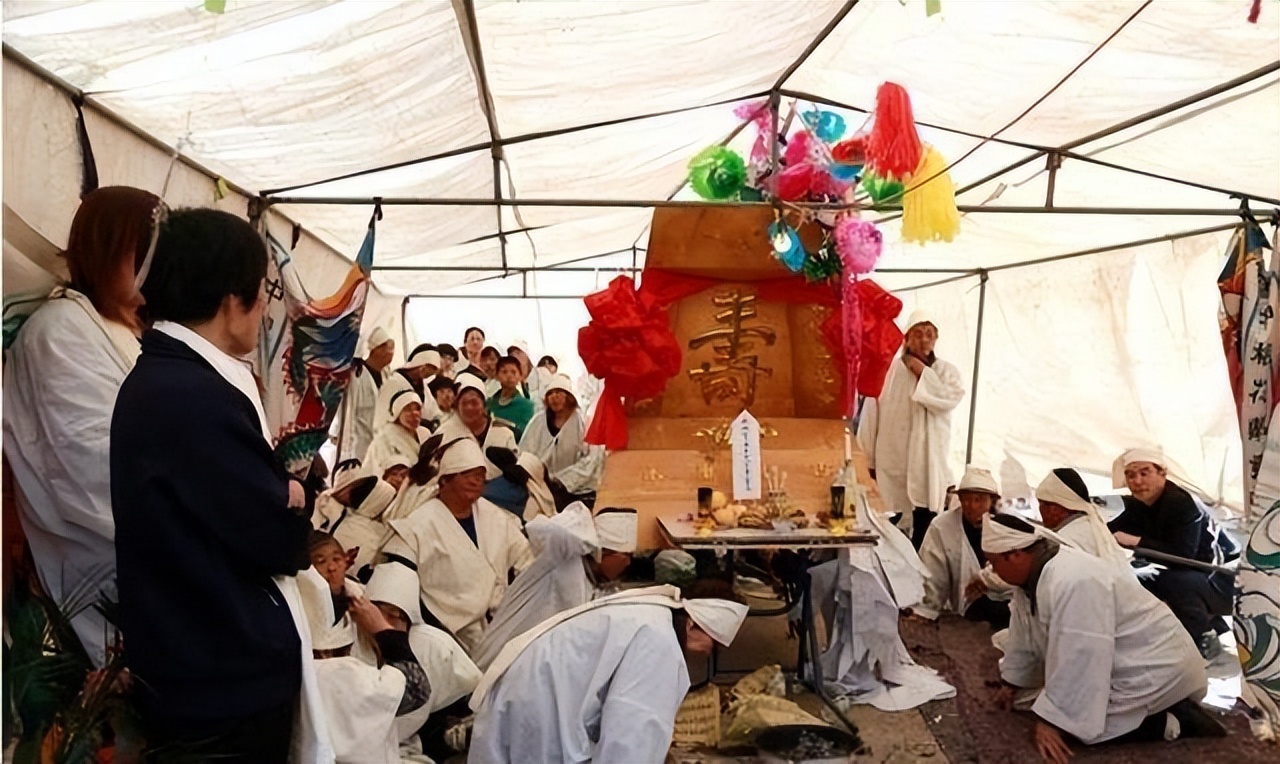 起棺下雨和落棺下雨有什么说法,下葬时下雨浇棺材预兆