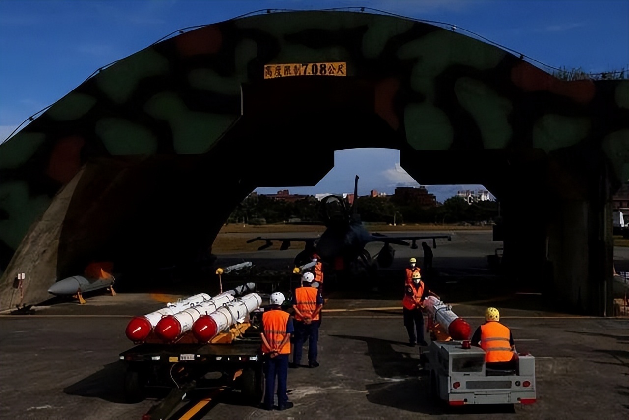 2100枚导弹不见影子，美台军售就是坑，蔡当局“保护费”白交了