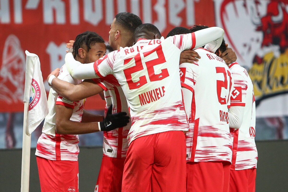 0-5德甲7冠王踢出丢脸一战,从5-1变0-4德甲领头羊惨遭吊打