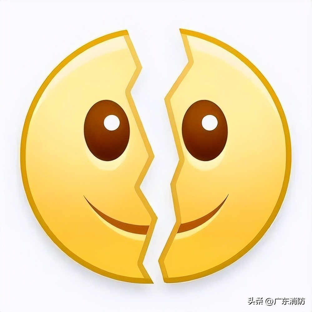 萌娃头被卡求助消防,萌娃卡住消防员