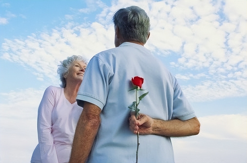 中老年夫妻应怎样生活,人到中年还需要友情吗
