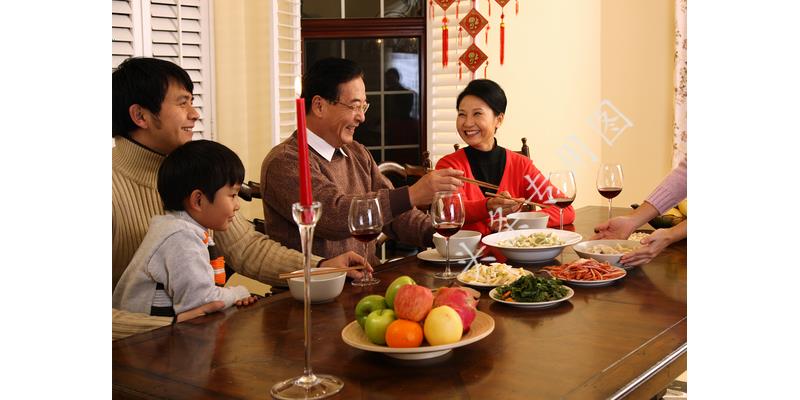 亲爸后妈把孩子给打了,姐弟被后妈打得奄奄一息