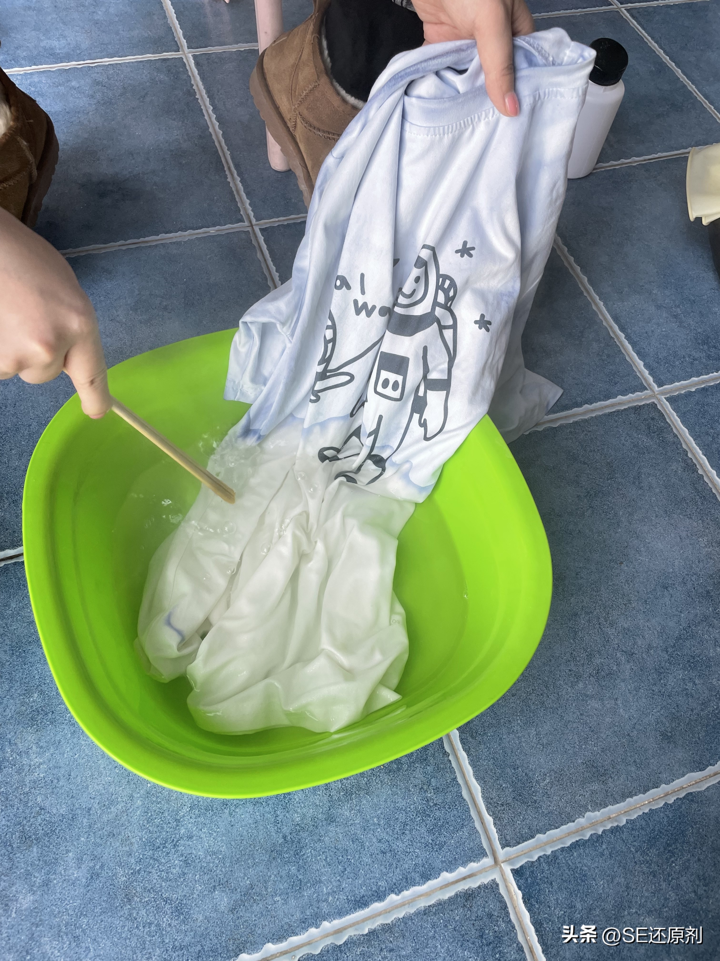 洗衣服白色被染色怎么恢复,洗衣服被染色了怎么洗回去