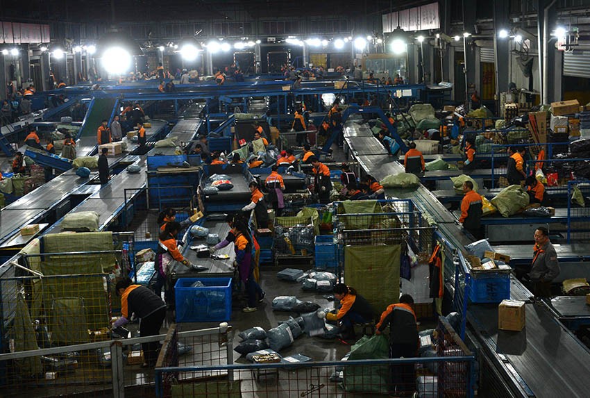 双11快递员送快递辛苦,日均送货5亿件双11快递小哥辛苦了