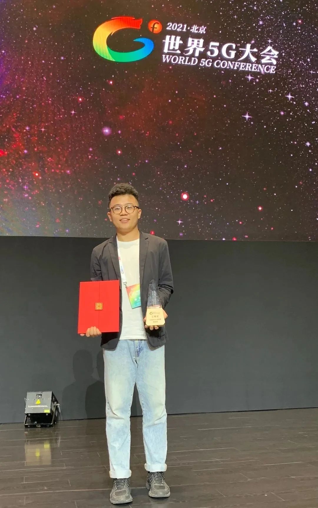 闪闪发光的勋章,闪闪发光的荣誉证书