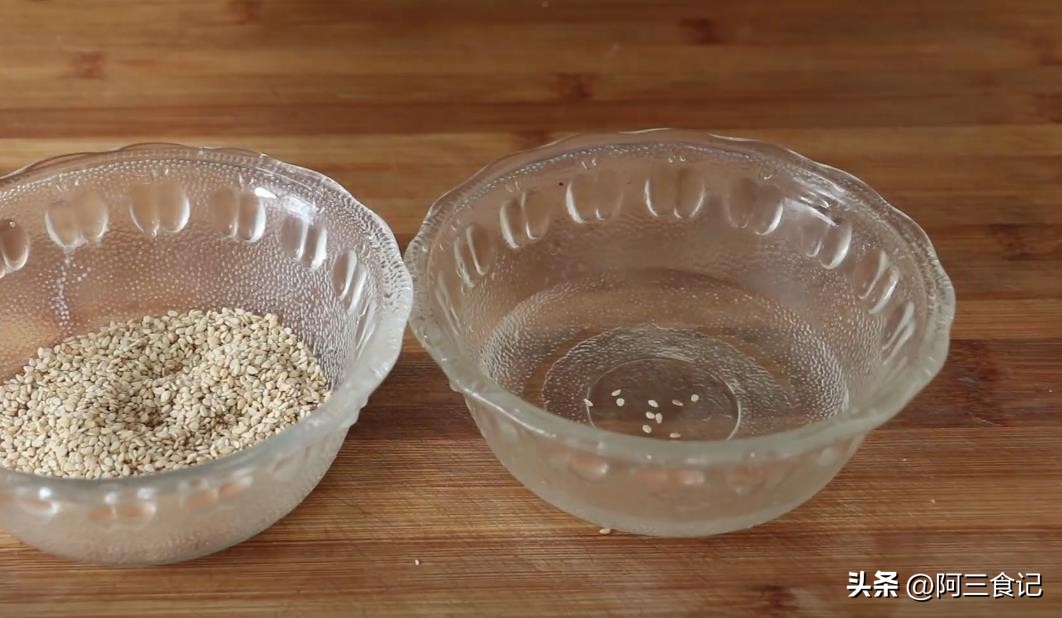 香蕉油条怎么做酥脆松软,用香蕉和芝麻糊做油条