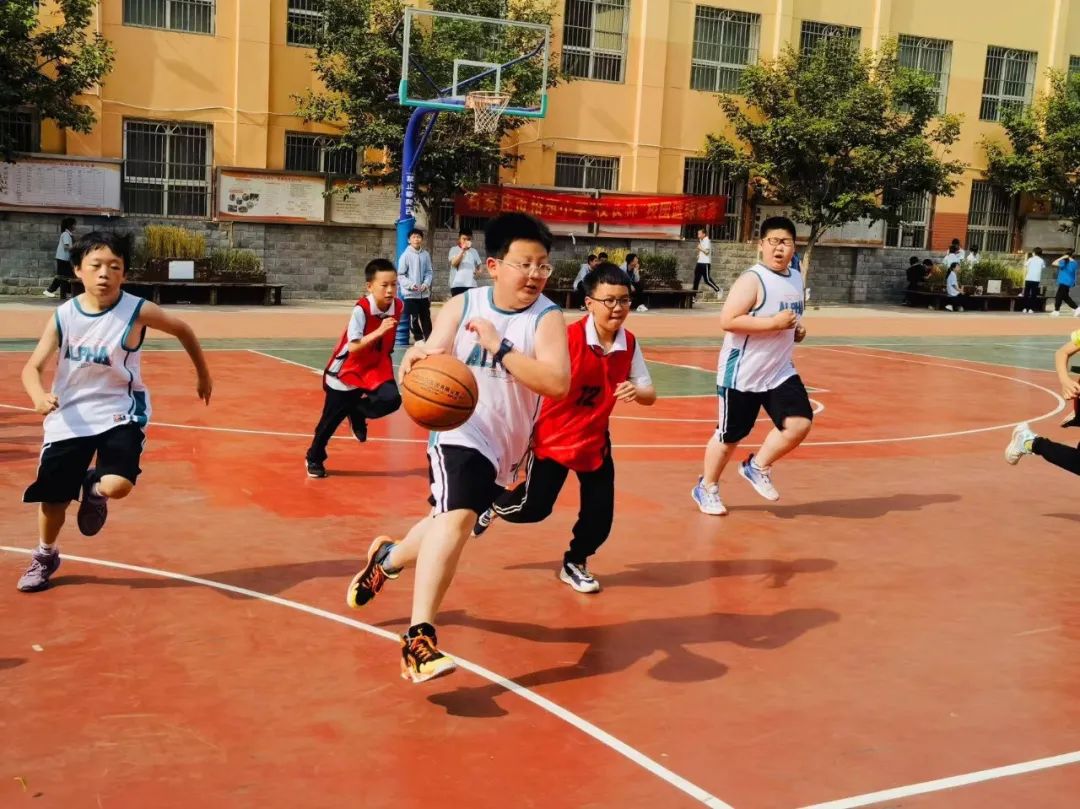 小学校长杯校园足球联赛开幕仪式,裕东小学的比赛