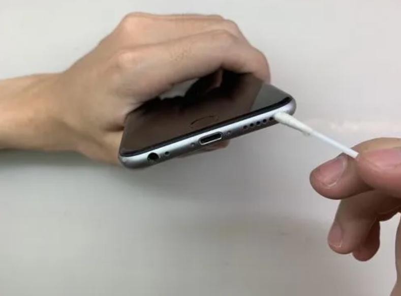 白酒滴手机上一次能省不少钱,手机上滴白酒