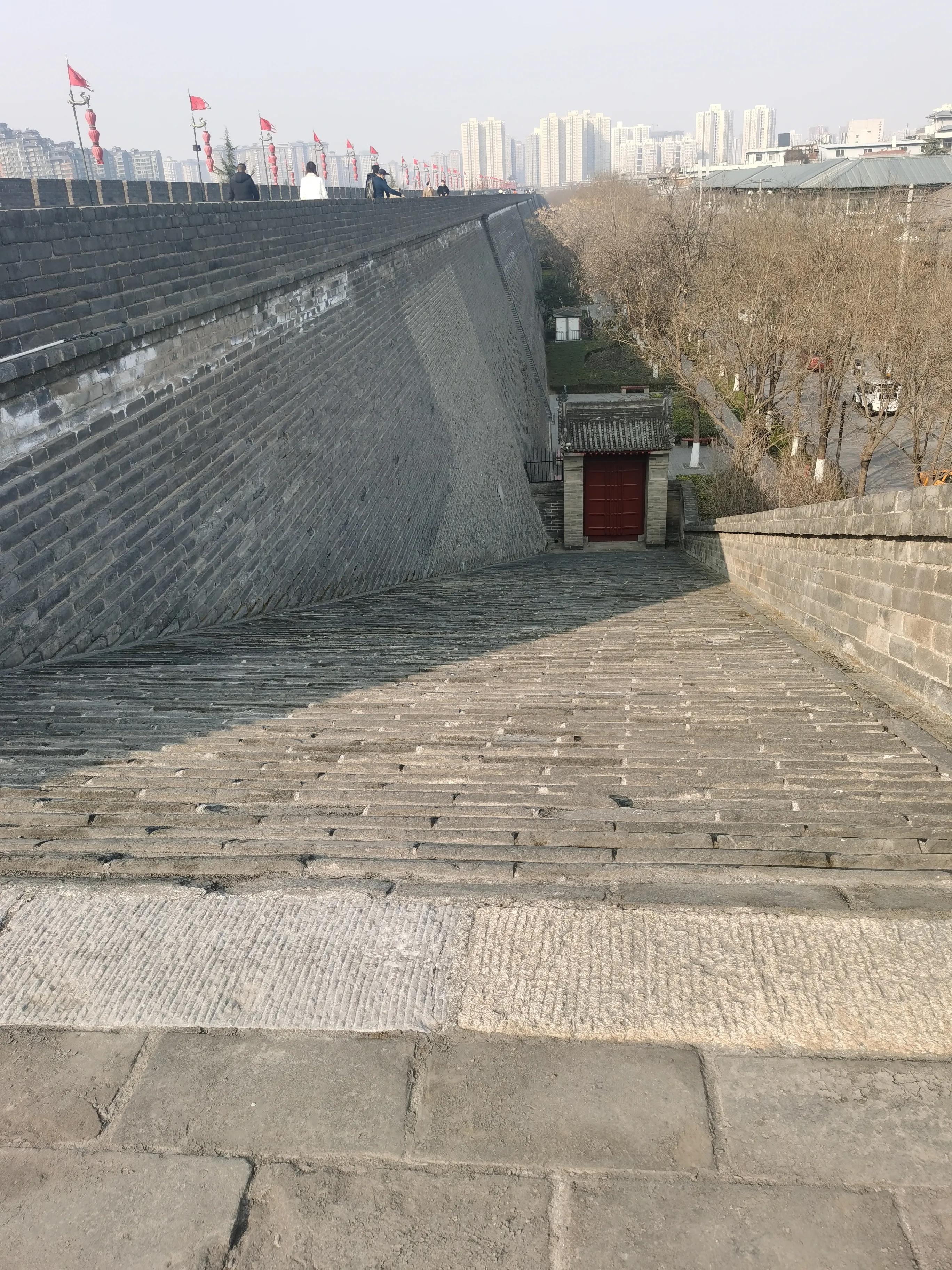 西安城墙城砖为什么是1984,西安城墙的砖全是现代的吗