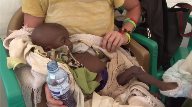 9年过去了，当年的非洲“讨水男孩”，被游客收养后，过得怎么样