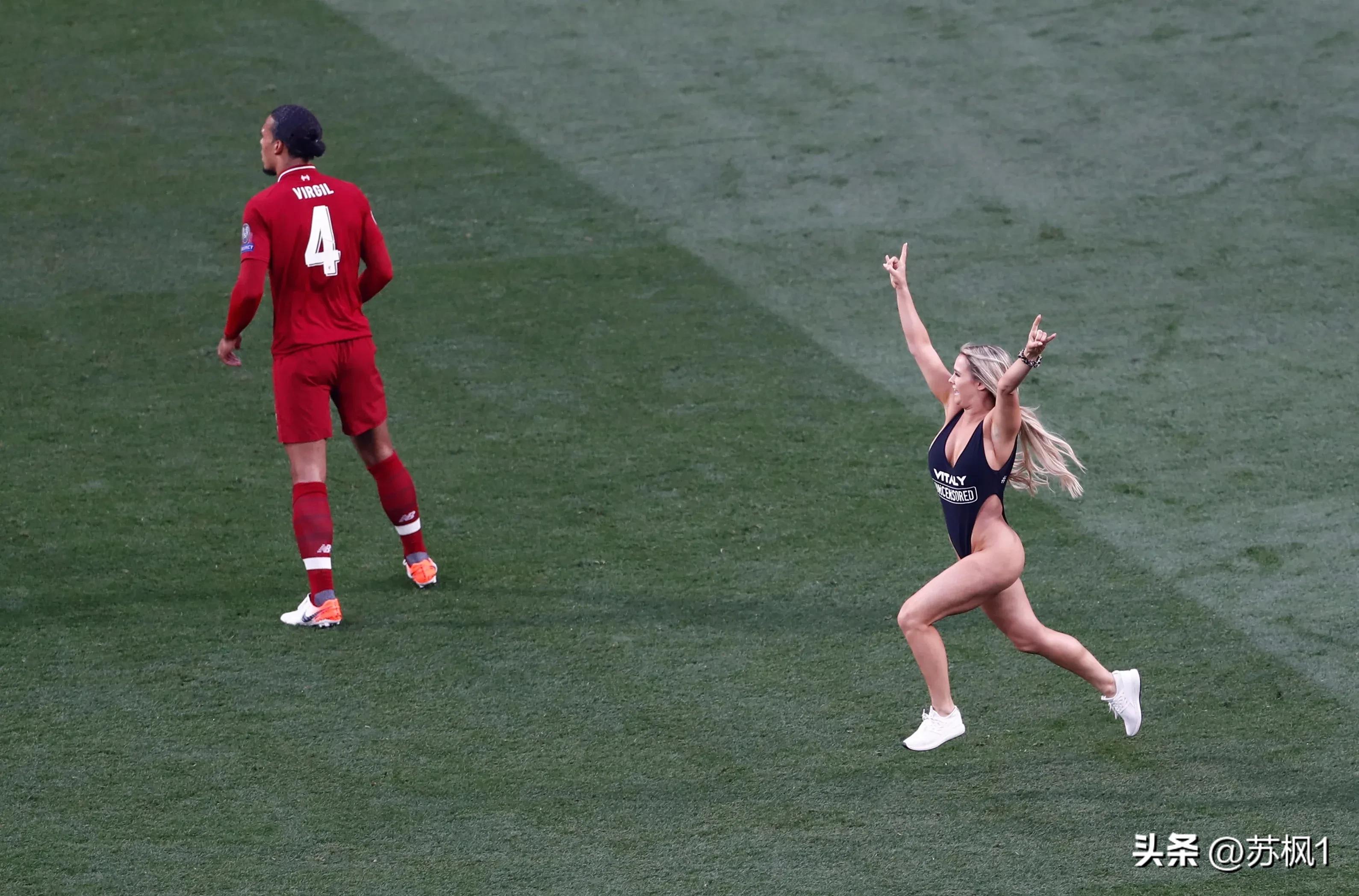 球迷冲进球场拥抱梅西被拘留,球迷冲进球场拥抱梅西拘留