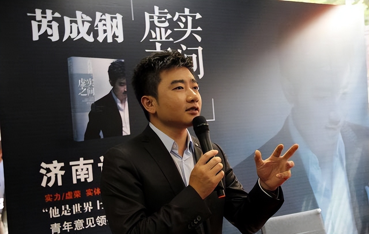 参加克林顿私人聚会的央视主持芮成钢，坐牢六年，出狱后怎样了？