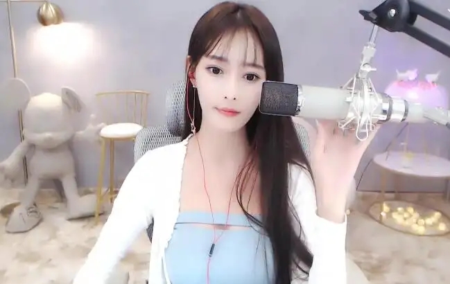 女孩炫富视频九万的包包,土豪直播间刷100万的女主播