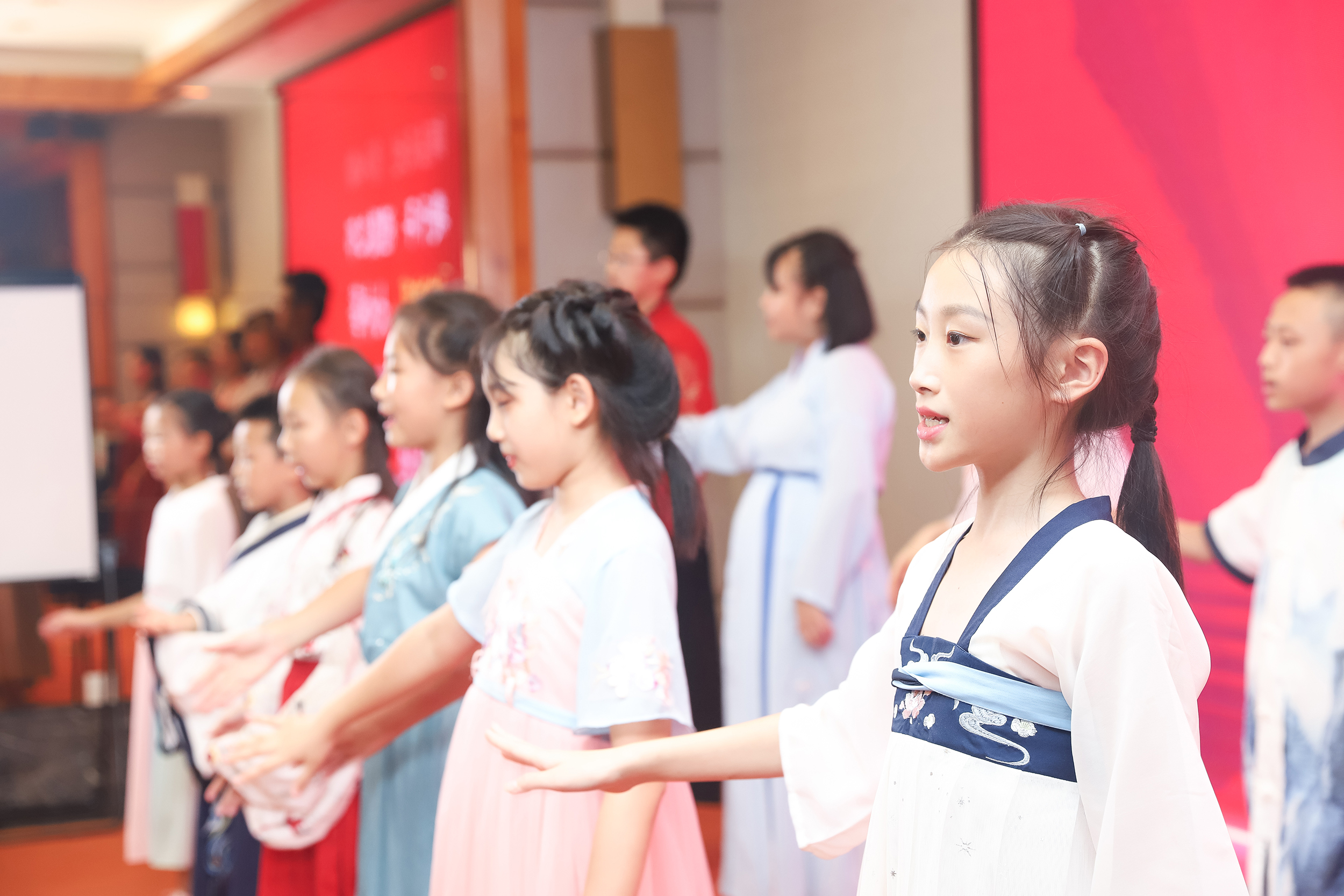 孩子太爱讲话讲不停应该怎么制止,学会这几招让孩子说话好