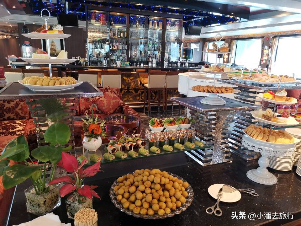 我和老伴一行2人从武汉出发，乘坐世纪传奇号，花费近2.4万元