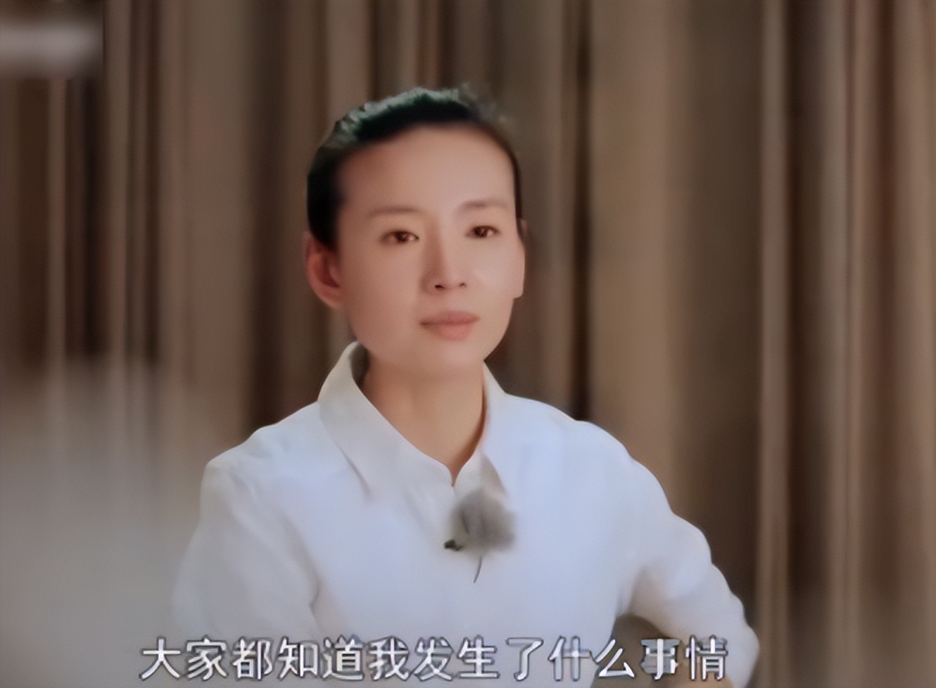 董洁身穿瑜伽裤亮相直播间,43岁董洁穿瑜伽服直播带货视频