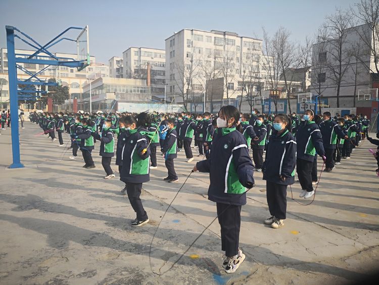 新密市校园足球,阳光体育快乐足球黑板报