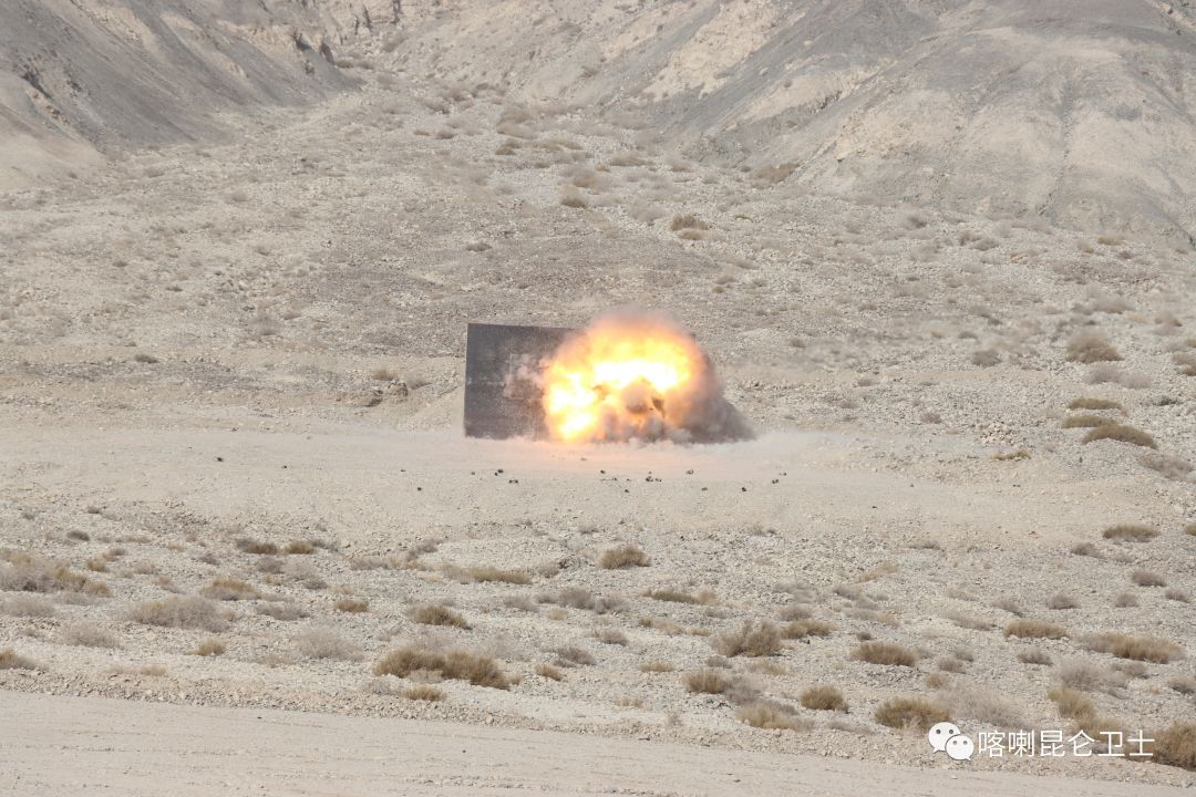 新疆军区高原实弹射击训练,部队新兵首次实弹射击