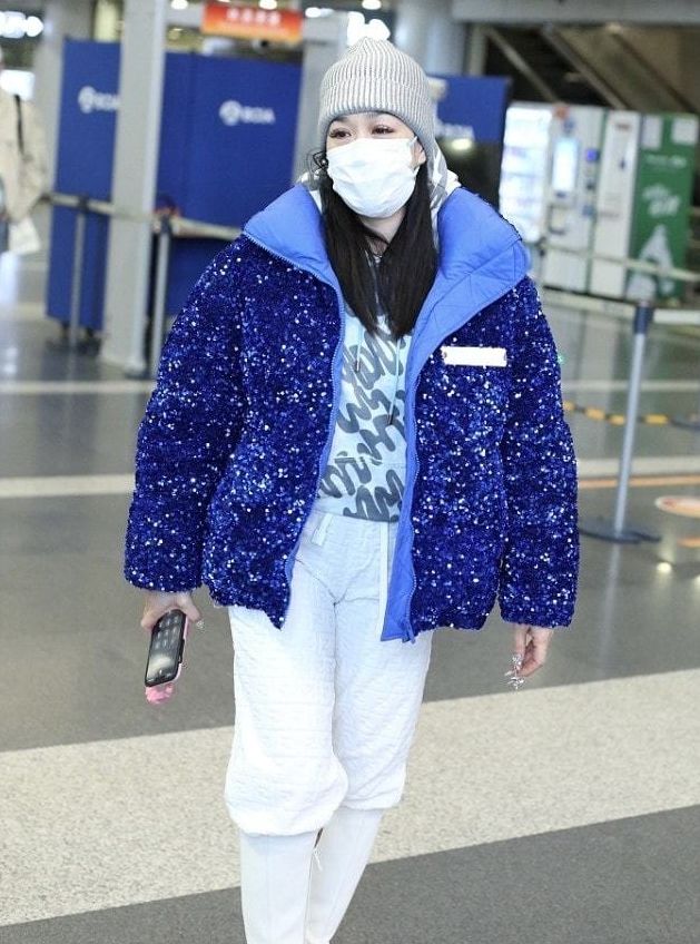 钟丽缇穿橘色运动装,钟丽缇身穿一身豹纹运动装