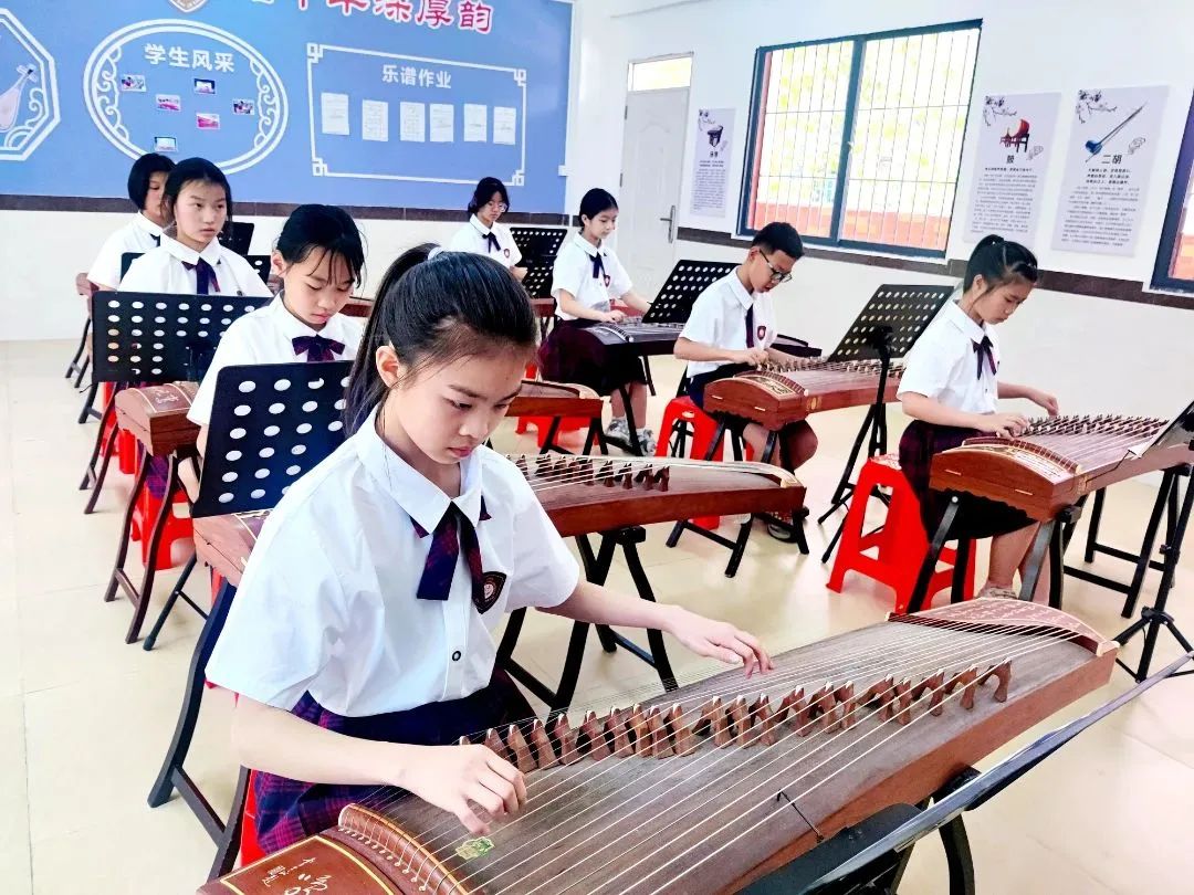 石碣四海学校和碣识学校哪个好,东莞石碣四海学校2018级